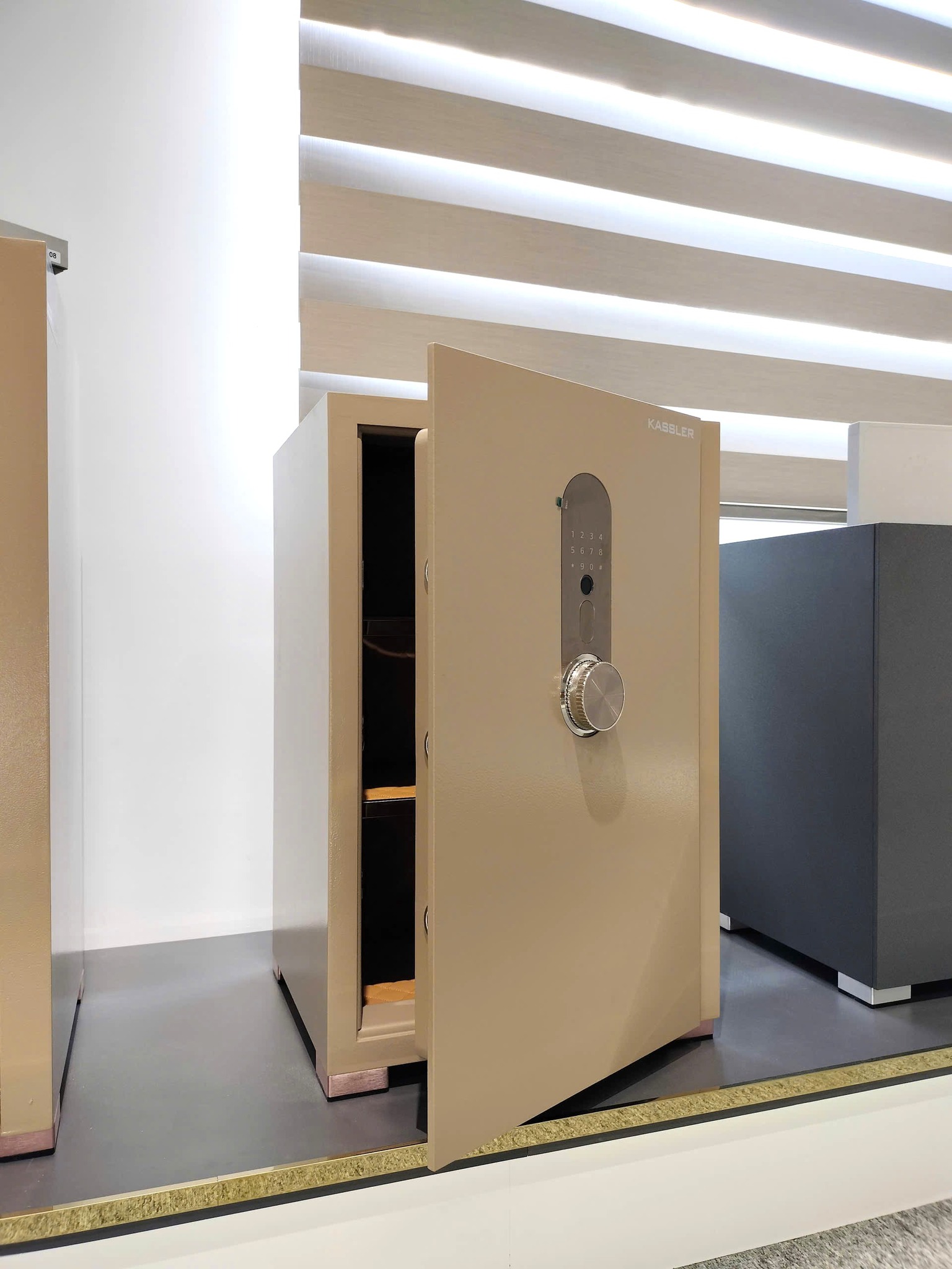 Ảnh chụp nội thất bên trong của két thông minh kassler kl-65h8 gold sand